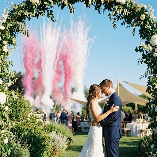 Feux d'artifice de jour lors d'un mariage